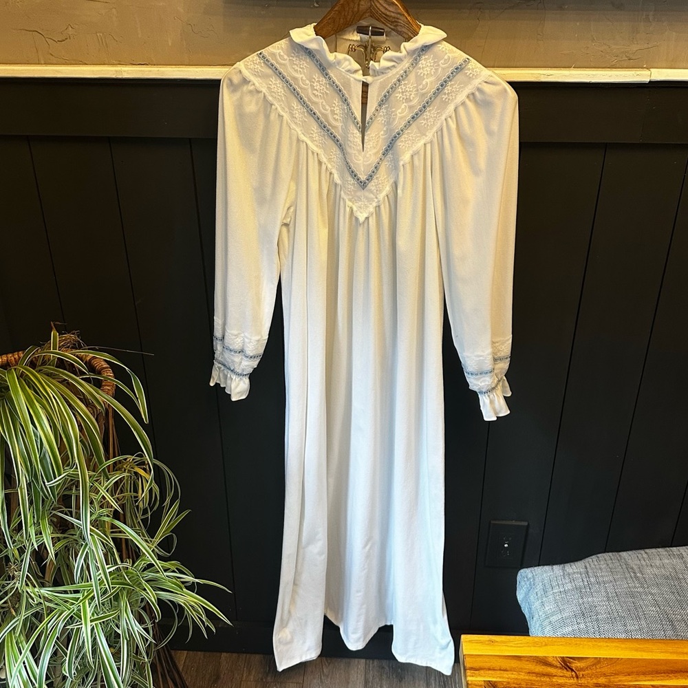 Vintage MAGGIE MCQUADE‎  Nightgown Nylon Blue and White Lace Details Medium